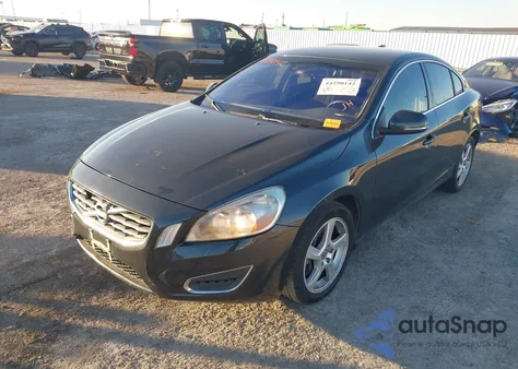 2013 Volvo S60 T5/T5 Platinum/T5 Premier/T5 Premier Plus z USA, uszkodzony, nr VIN YV1612FS6D2183078